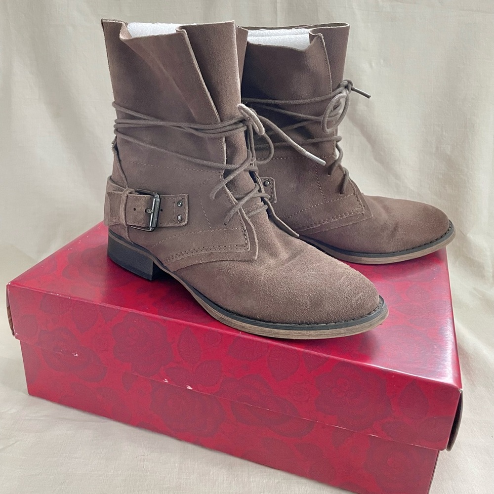 Carlos Vicksburg Taupe Suede Boot sz 6M